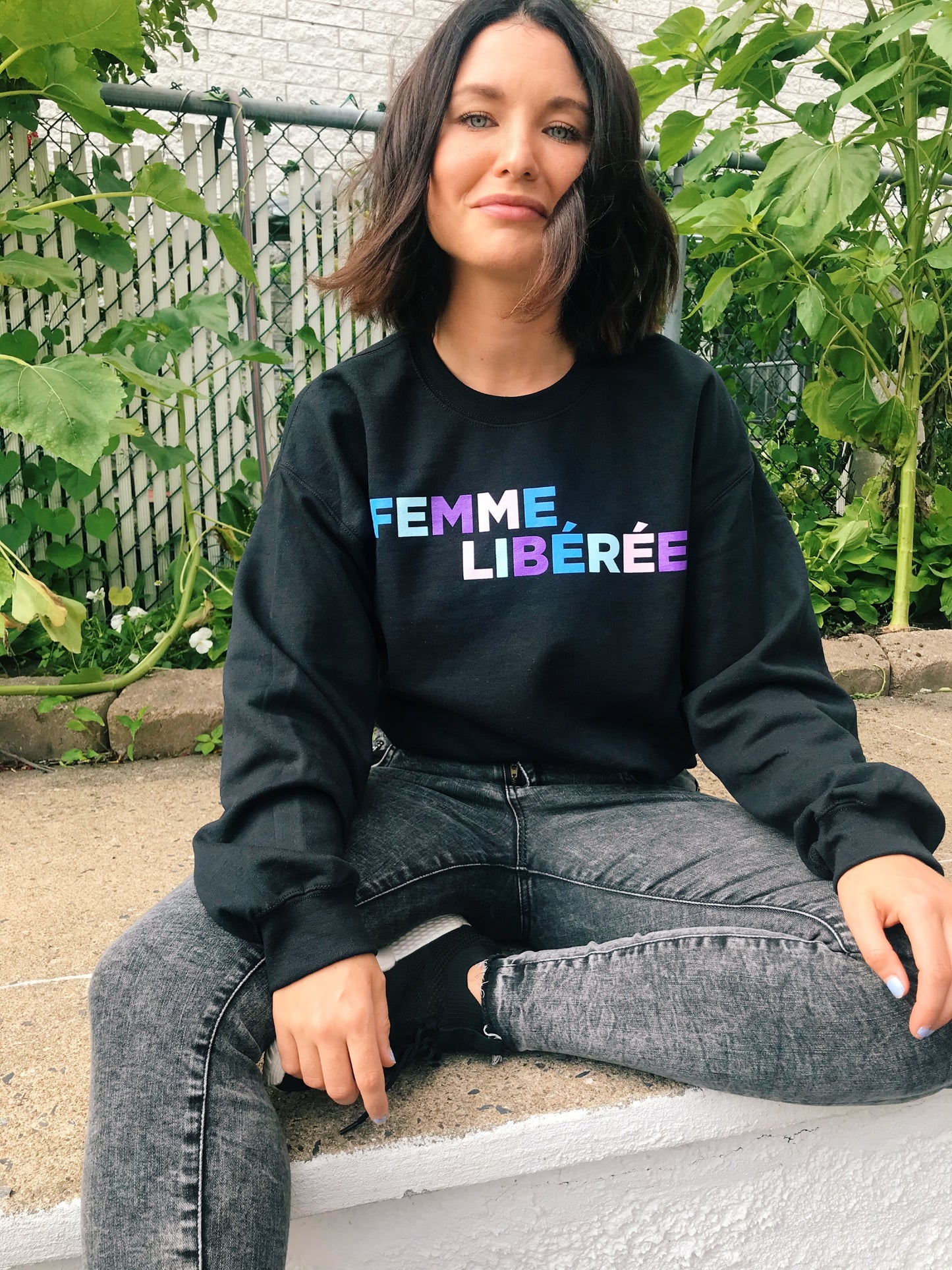 Crewneck unisexe FEMME LIBÉRÉE (noir). - Tamelo boutique